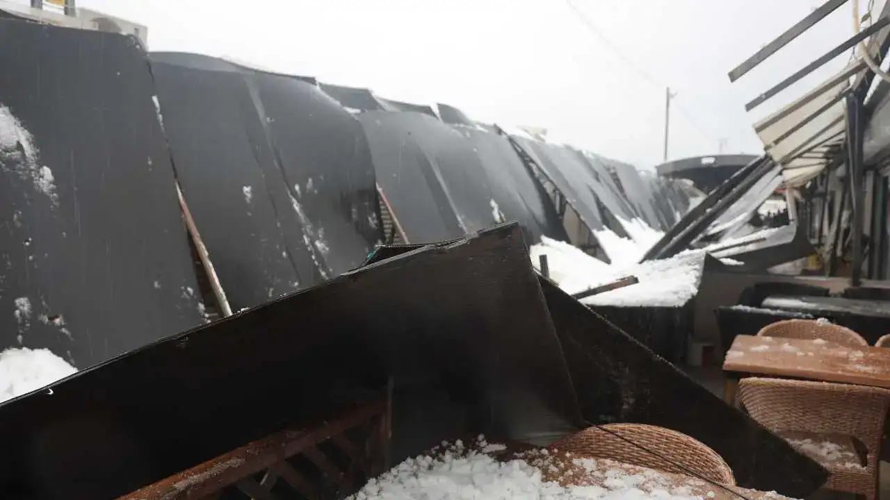 Hatay’da Çarşı Çatısı Çöktü: Facianın Eşiğinden Dönüldü! 4